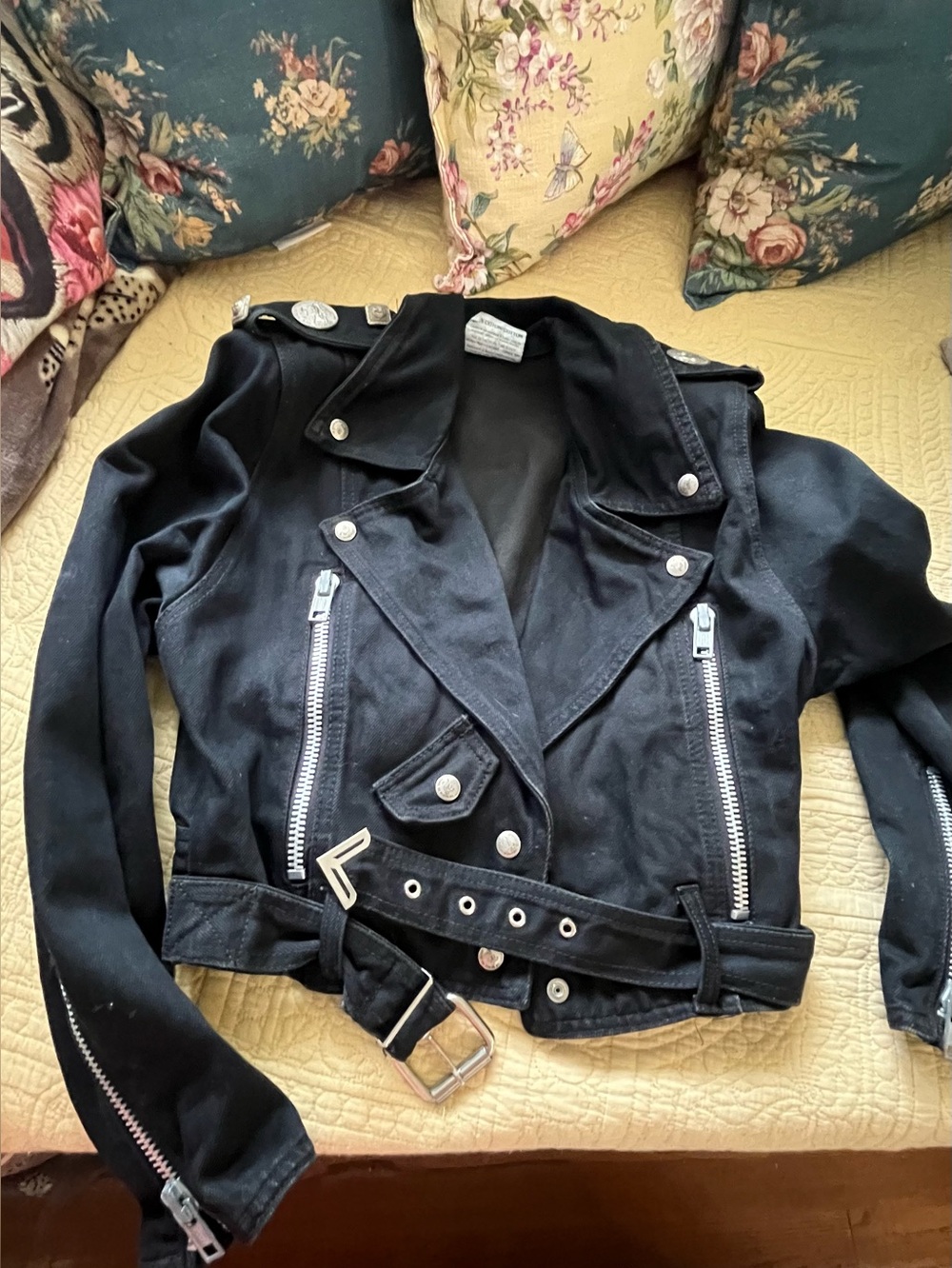 black denim jacket
PARASUCO cropped moto 80s or 90s vintage